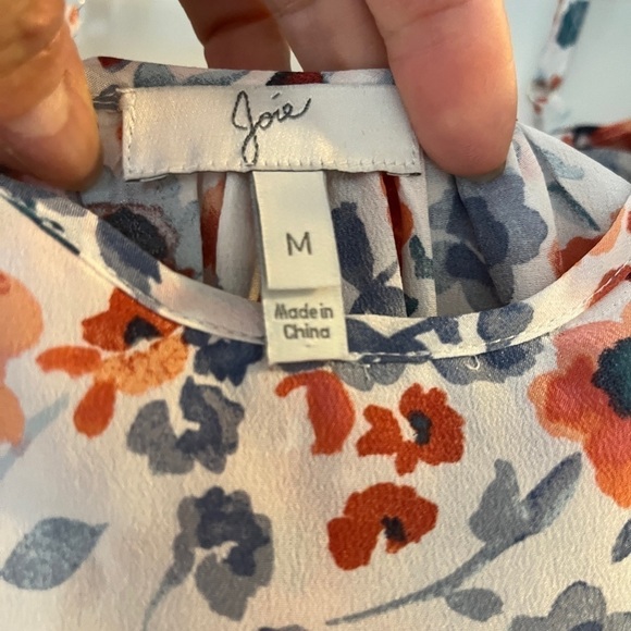Joie Medium white silk cold shoulder ruffle blouse W/ red & blue florals - Picture 4 of 5